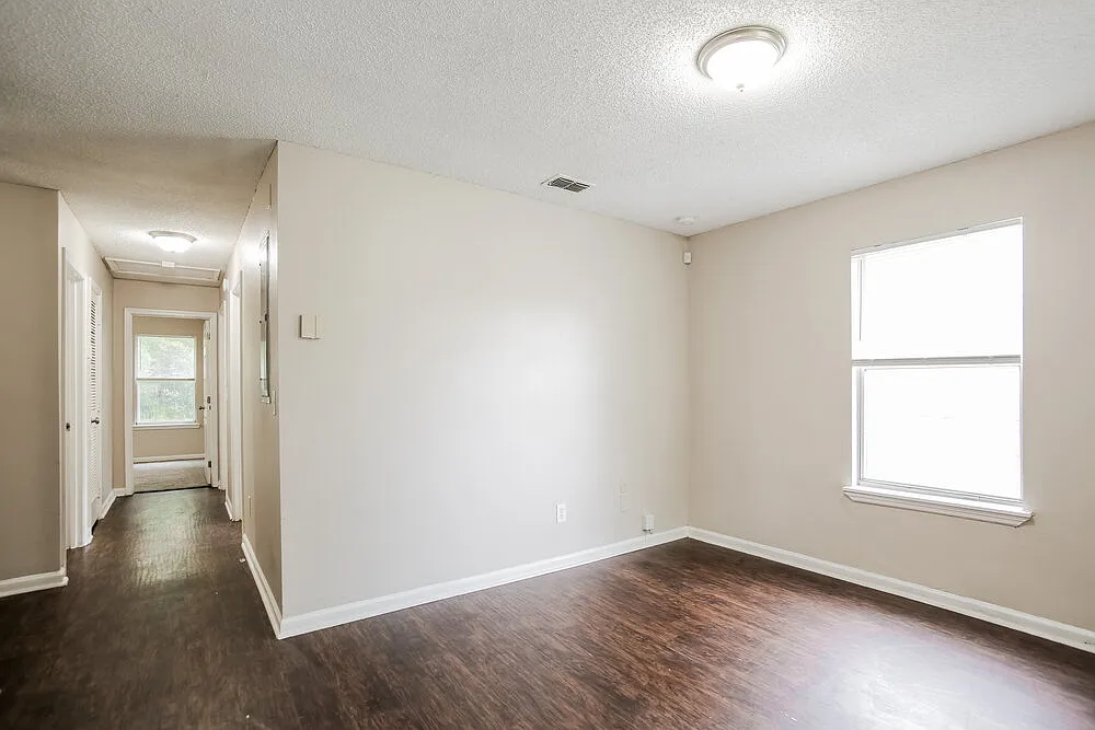 3 bed, 2.0 bath, 1077 sqft, $1,410 — Photo 4
