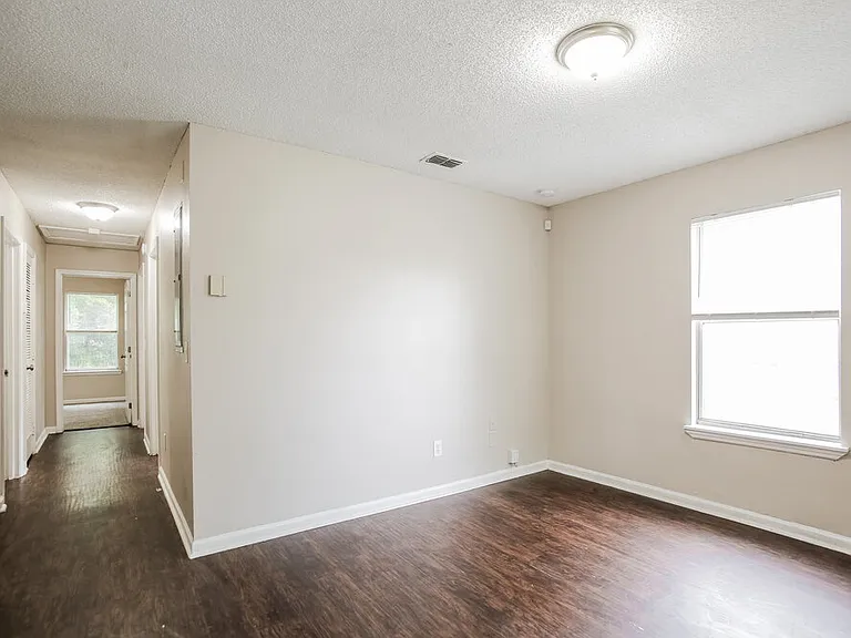 1529 Spearing St — Photo 4