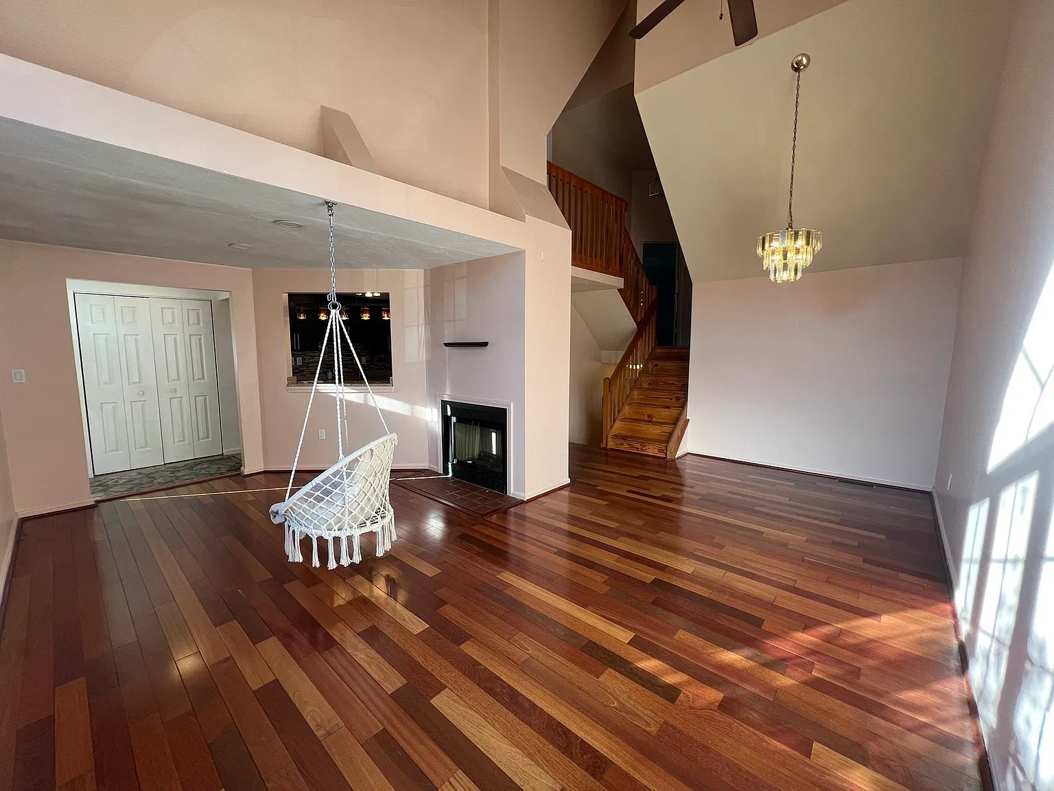 4 bed, 2.5 bath, 2200 sqft, $3,500 — Photo 2