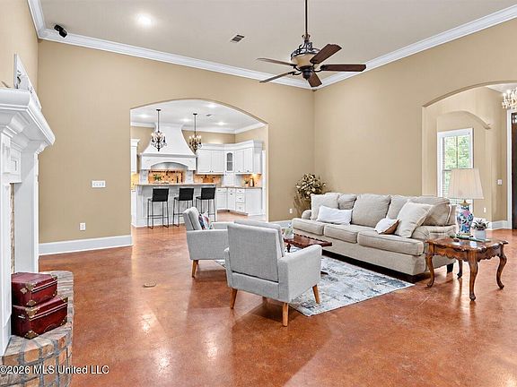 5th image of 166 Stratford Dr