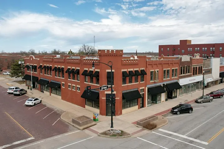 201 E Grand Ave #3 — Photo 1