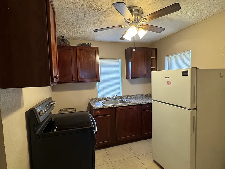 1510 Avenue H — Photo 3