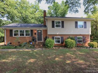 2912 Dunaire Dr, Charlotte, NC 28205