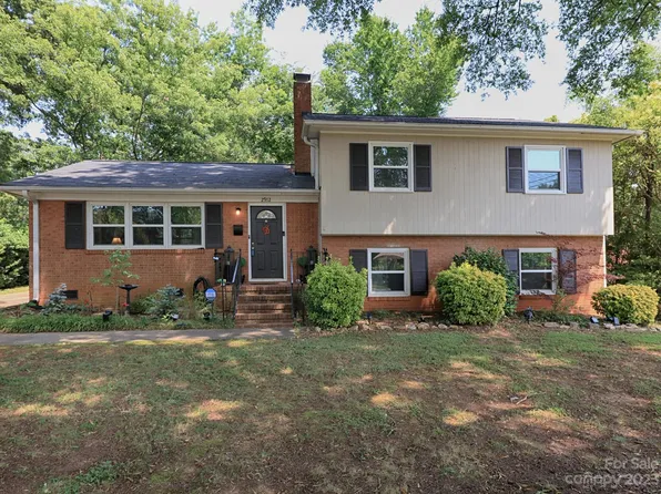 2912 Dunaire Dr, Charlotte, NC 28205