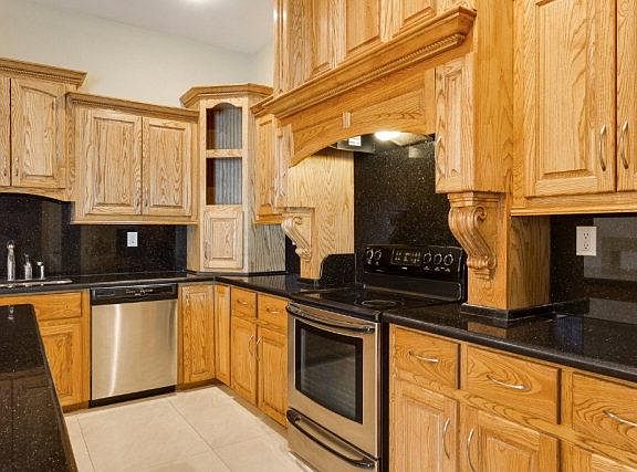 5th image of 2702 Sonora St
