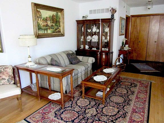 4th image of 28 Circle Ct