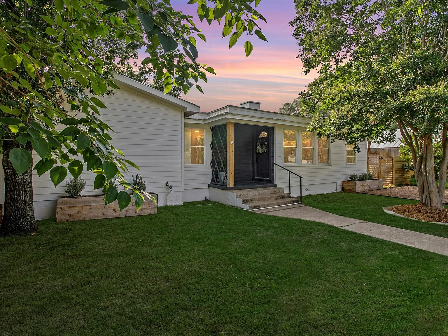 4 bed, 3.0 bath, 1918 sqft, $2,600 — Photo 2