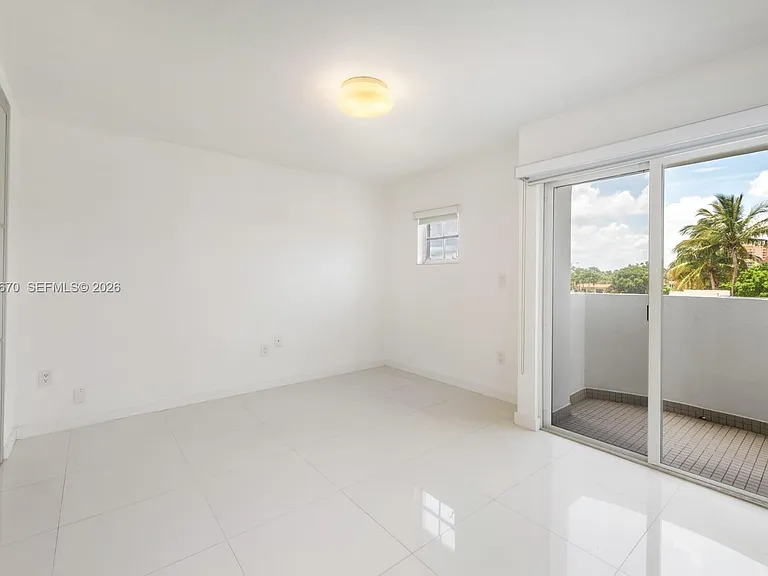 411 SW 37th Ave #3-B — Photo 2