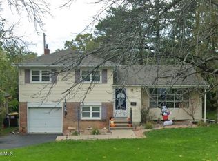 2170 Webster Dr, Niskayuna, NY 12309