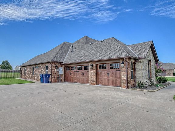 3rd image of 15415 Coral Creek Ln