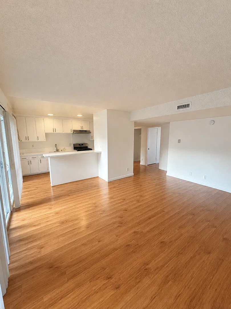 511 N Kenmore — Photo 2