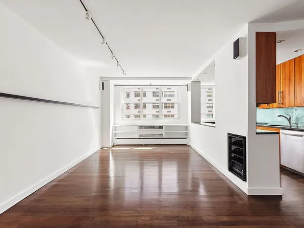 63 E 9th St APT 8L, New York, NY 10003