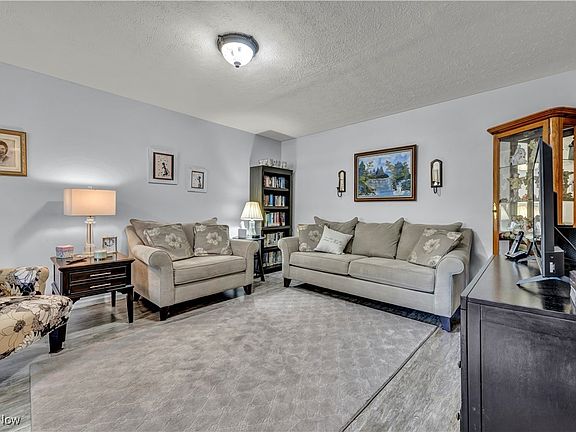 5th image of 1087 W Mallard Dr