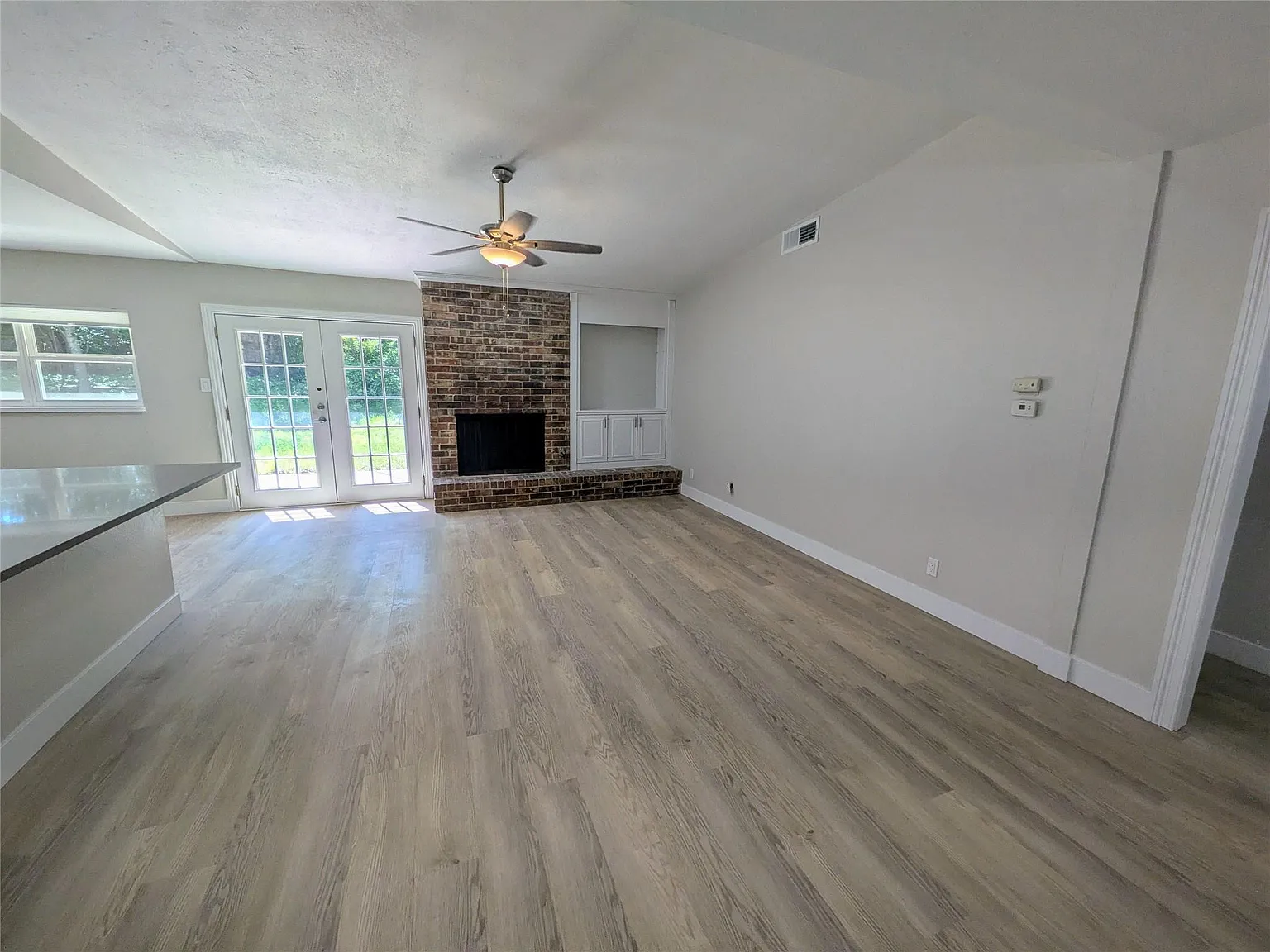3 bed, 2.0 bath, 1477 sqft, $2,450 — Photo 3