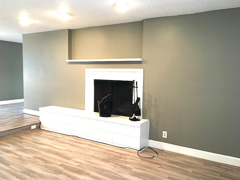 4000 Lakeside Dr — Photo 2