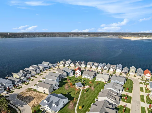 328 Terrace Point Cir, Muskegon, MI 49440