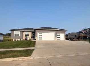 4428 Ironwood Dr, Cedar Falls, IA 50613