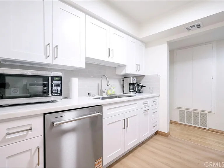 4425 Whitsett Ave — Photo 13