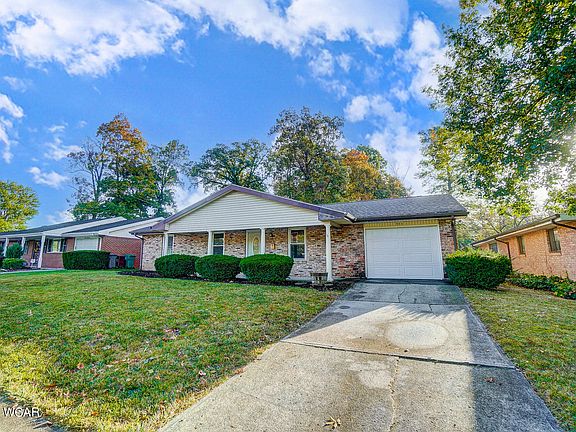 3rd image of 966 Crestwood Dr