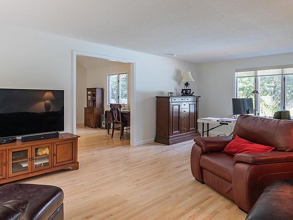 5th image of 160 Millbrook Dr