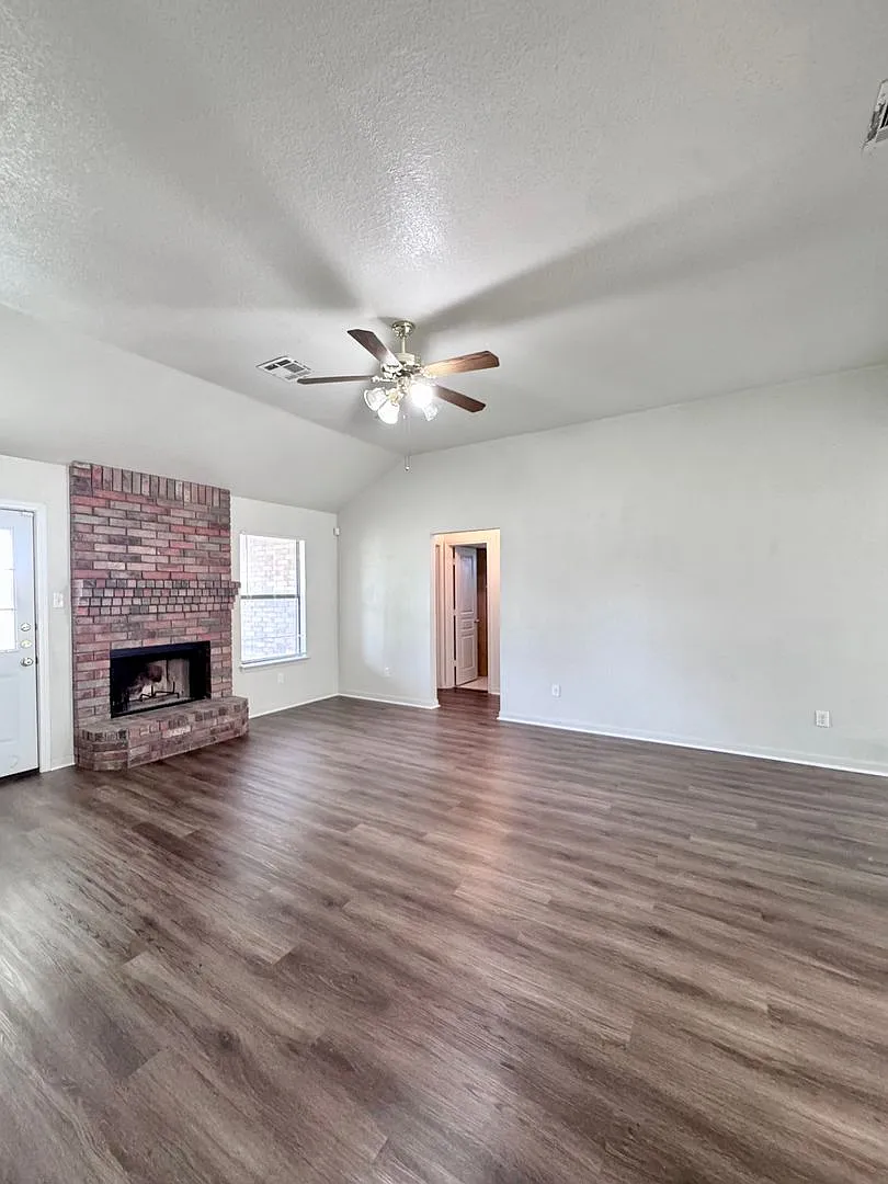 Inviting 3 Bedroom 2.25 Bath home in Hymesa Estates! — Photo 3