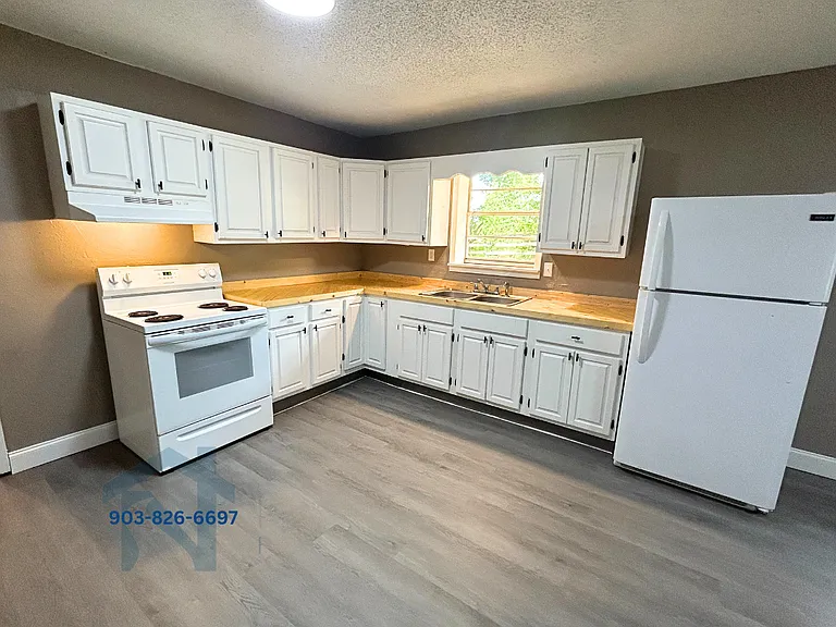 601 Thomas St — Photo 2