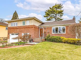 18 Tudor Rd, Hicksville, NY 11801