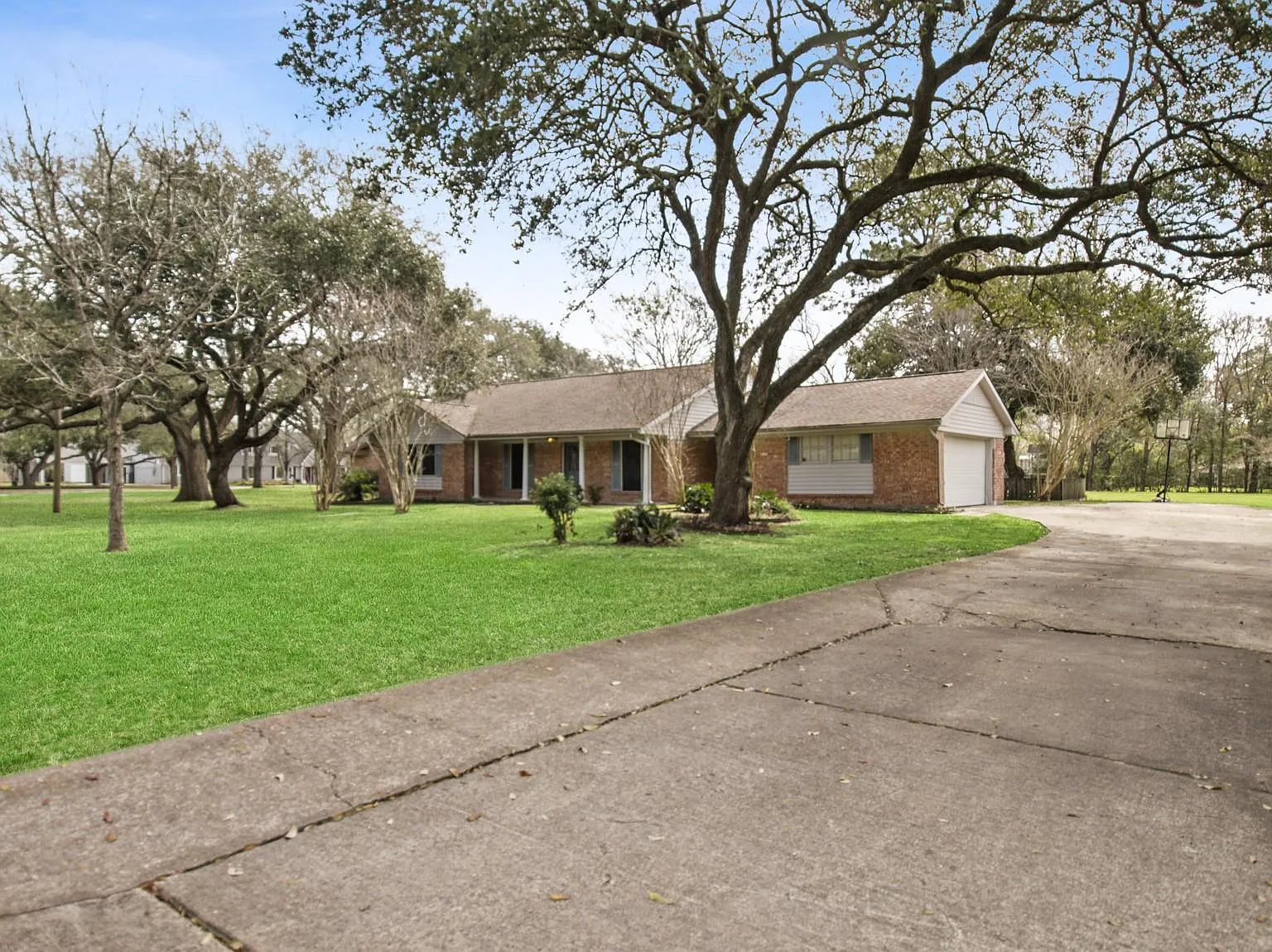 4 bed, 2.0 bath, 2545 sqft, $2,800 — Photo 3