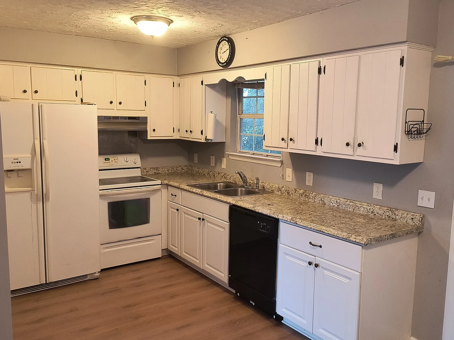 3 bed, 1.5 bath, 1056 sqft, $1,650 — Photo 3