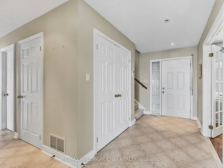 2653 Leonard St — Photo 8