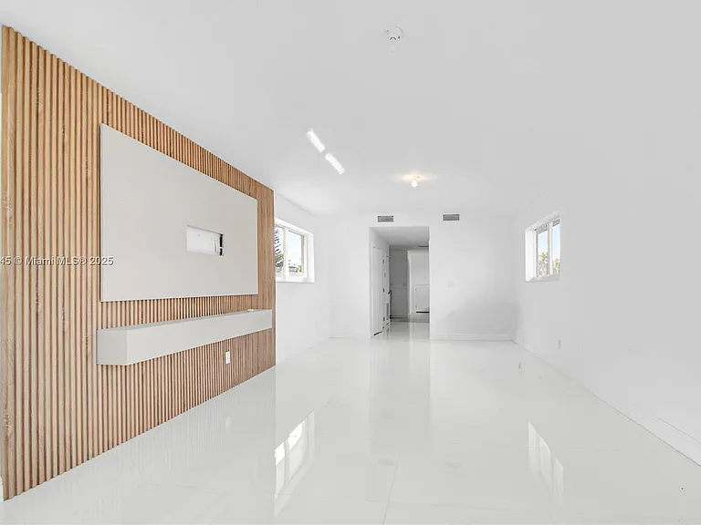 425 SW 129th Ave — Photo 19