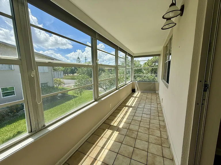 73 Hastings E — Photo 10