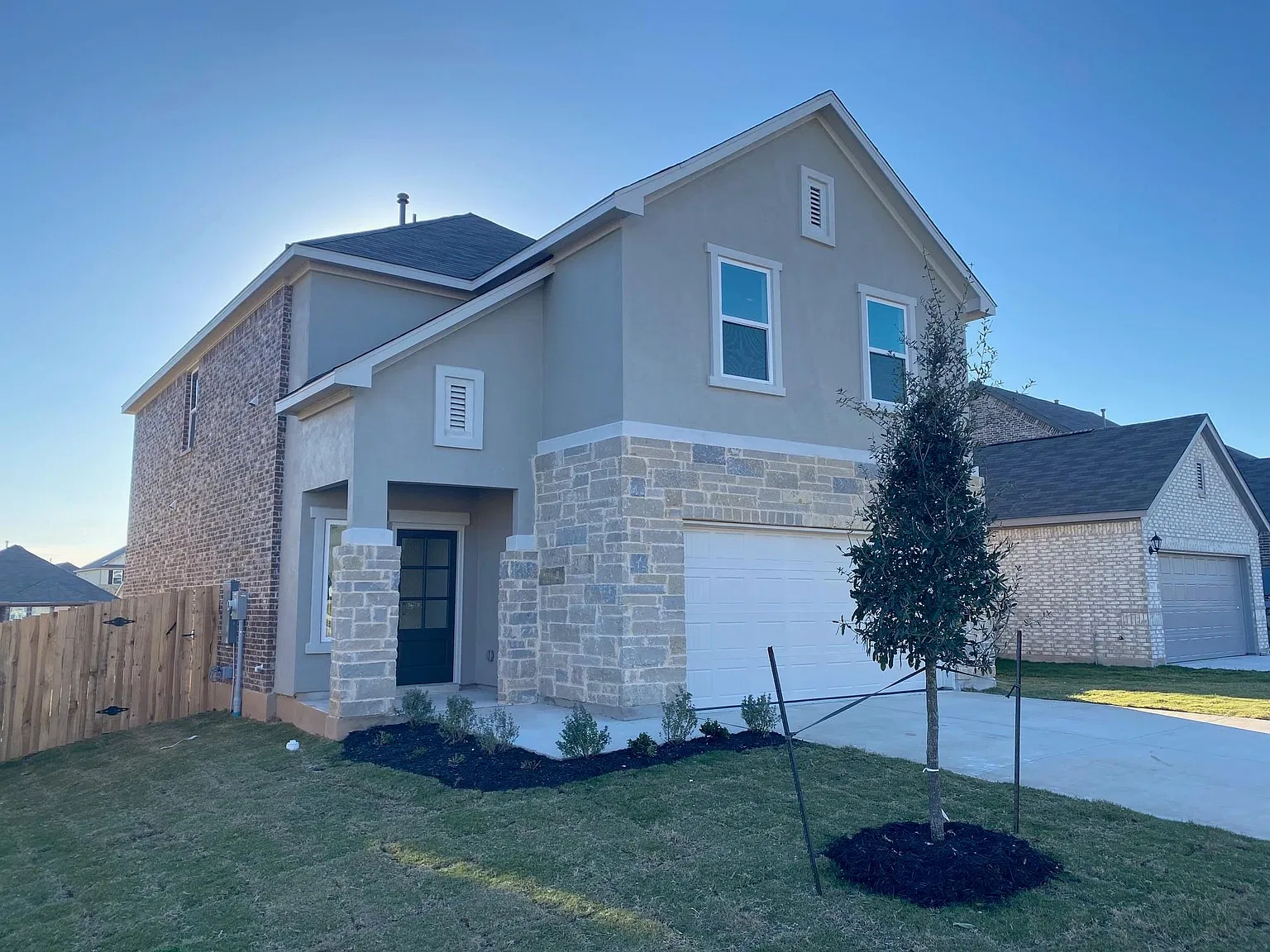 4 bed, 2.5 bath, 2161 sqft, $2,350 — Photo 2