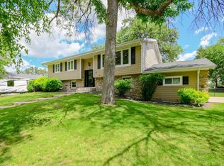 1924 Hythe St, Roseville, MN 55113