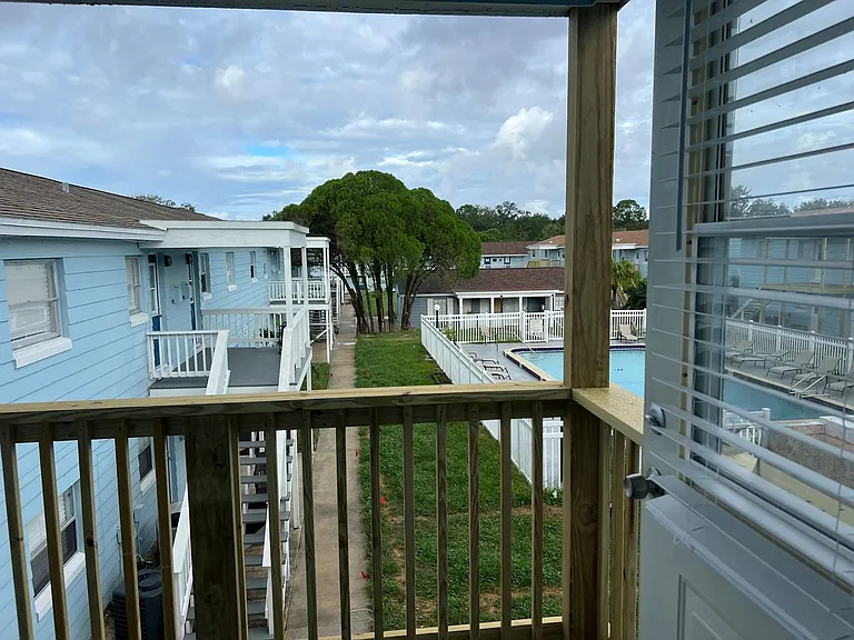 Manatee Bay Apartments — Photo 33