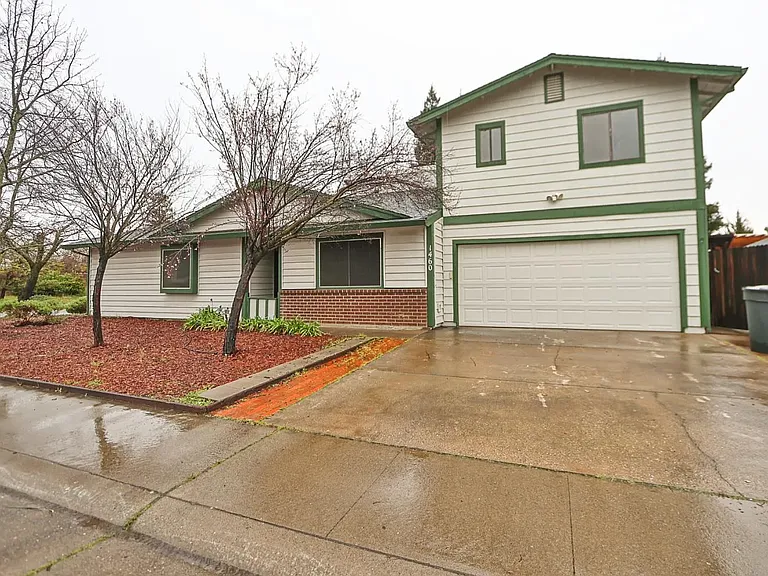 1460 Hickory St — Photo 4