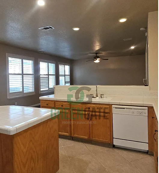 571 Zurich Dr — Photo 23