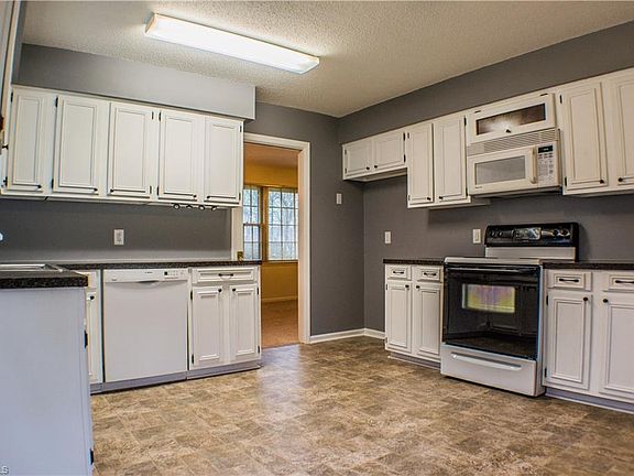 3rd image of 4641 Forestmanor Dr