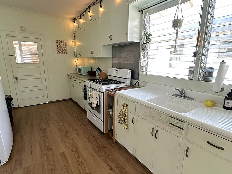2027 Metcalf St — Photo 3