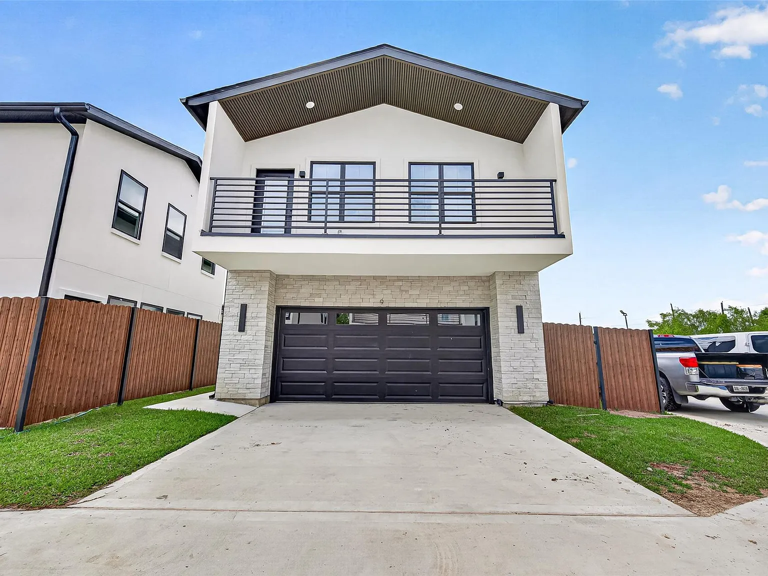 3 bed, 2.5 bath, 1900 sqft, $2,550 — Photo 1