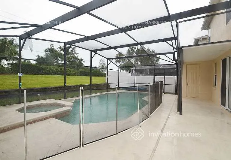 1033 Berkeley Dr — Photo 2