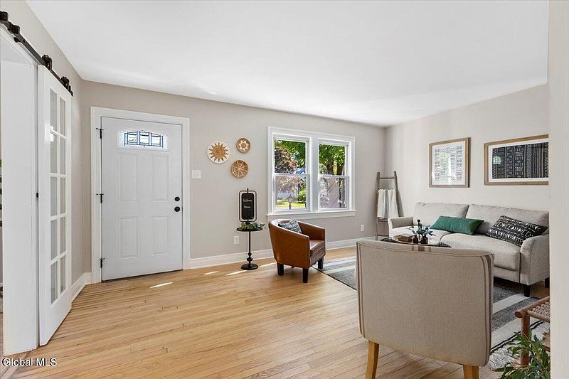 3rd image of 10 Saratoga Drive