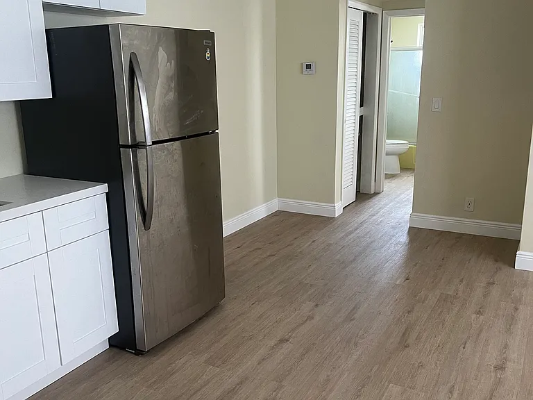 615 NE 8th St #8 — Photo 6