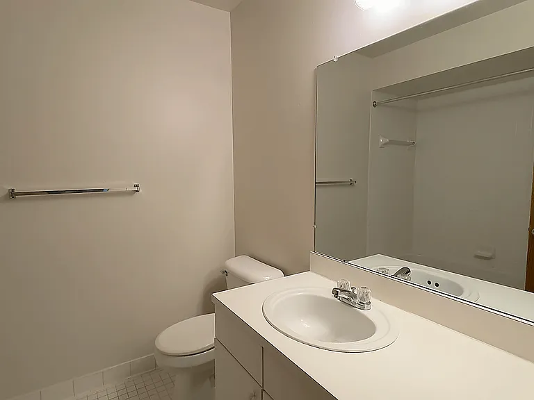 Lakeside Village Apartments — Photo 78