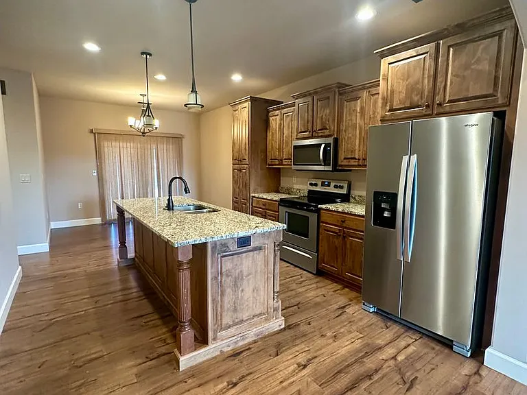213-215 Pebblestone Ln — Photo 4