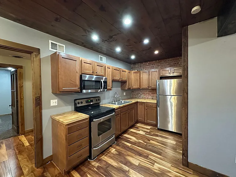 414 Wilson St — Photo 3