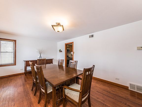 4th image of 9748 Johanna Ave