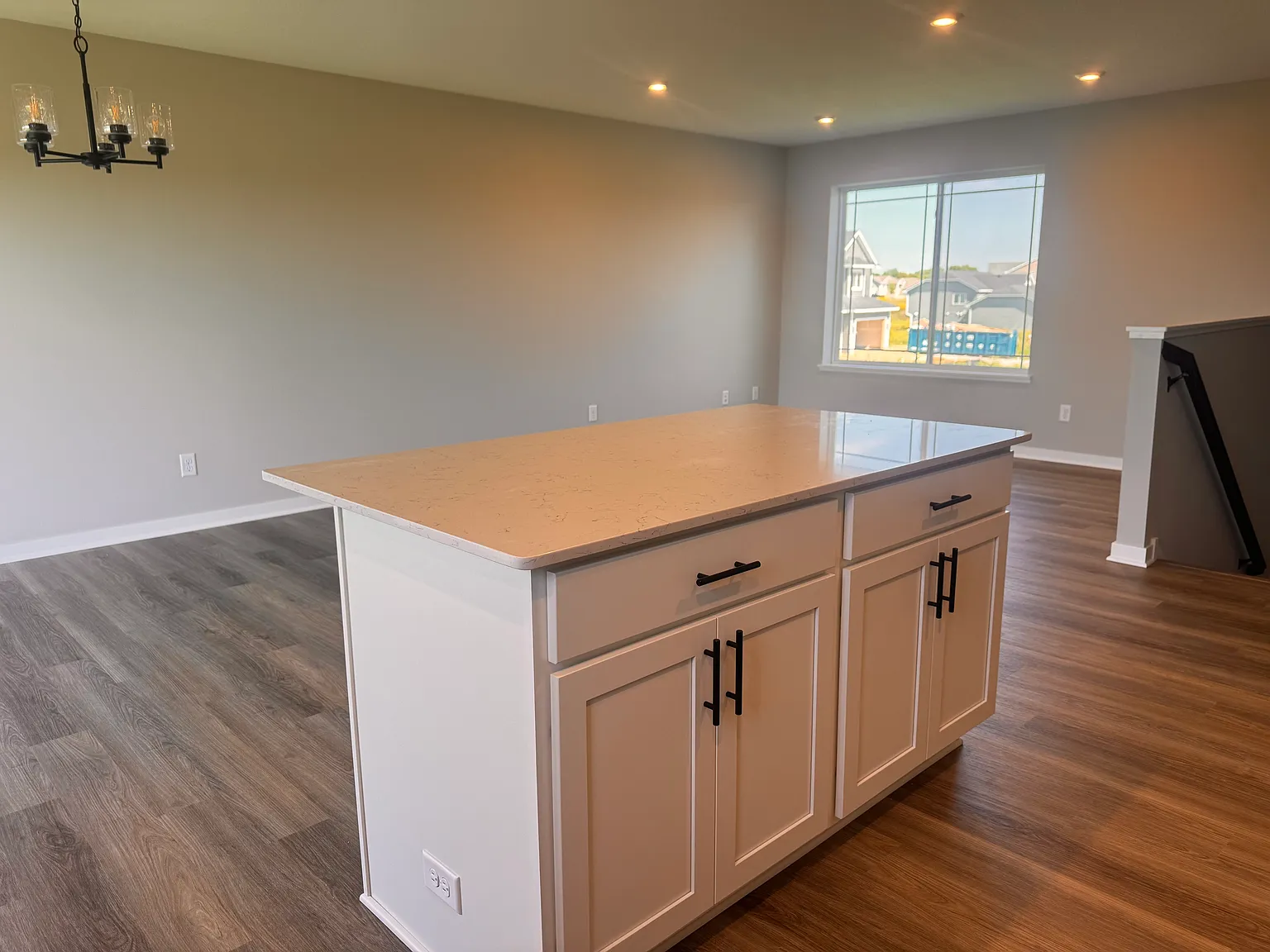 4 bed, 1989 sqft, $2,725 — Photo 3