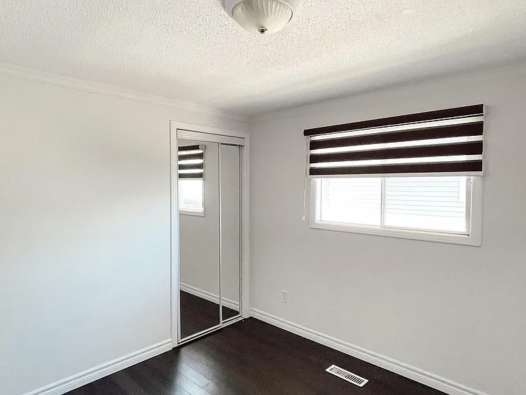 551 Hayward Cres #UPPER — Photo 6