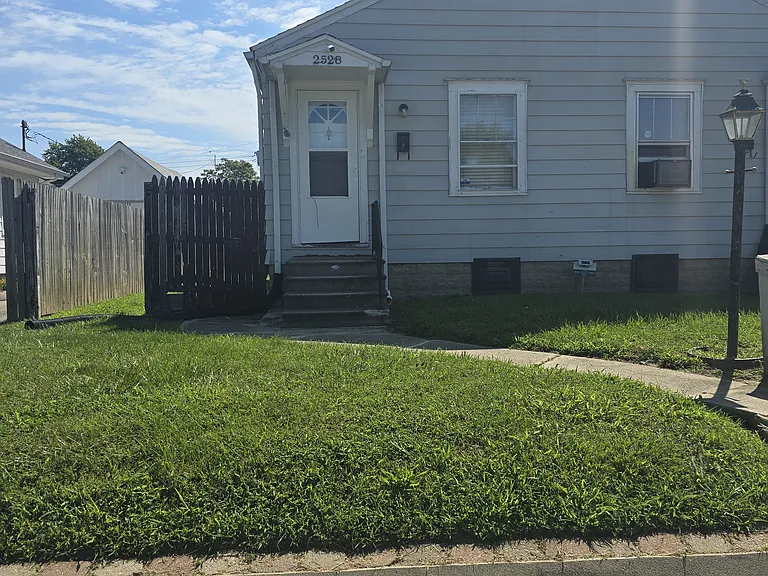 2528 Lincoln St — Photo 6